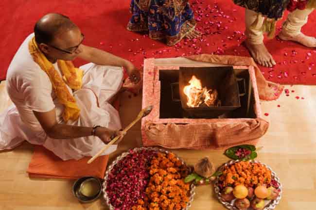 अग्नि के फेरे लेना